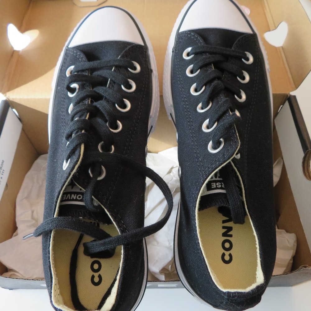 Converse woman's size 7 brand new never worn